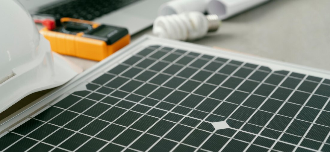 Fallos comunes al montar un kit solar y cómo solucionarlos: fusibles, cableado, regulador y conexiones